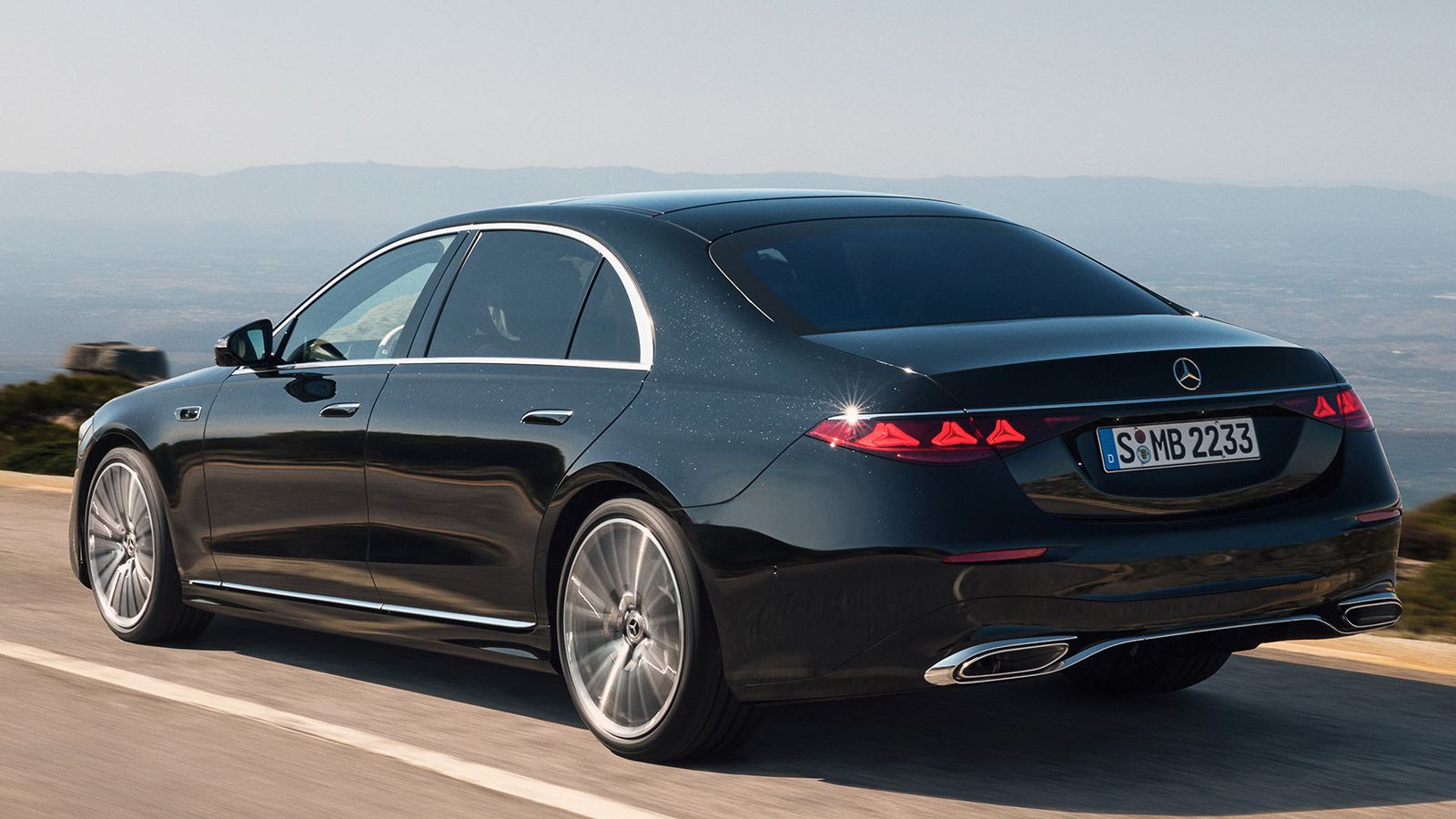 Η φρεσκαρισμένη S-Class συνοδεύεται από φρέσκια σχεδίαση, εξελιγμένες τεχνολογίες και υβριδικά κινητήρια σύνολα.